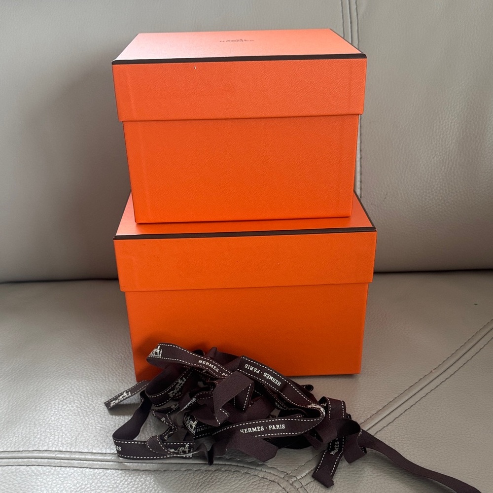Two Hermes orange square box with two brown Hermes ribbons - Picture 2 of 2